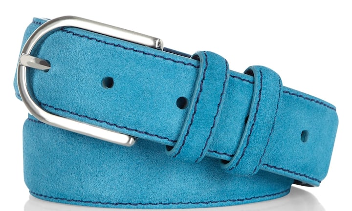 Elegant: Hackett Blau ist die Trend-Farbe der Saison. Dieses Exemplar aus Wildleder hat dunkelblaue Nähte und eine silberne, runde Schnalle. Preis 139 Franken