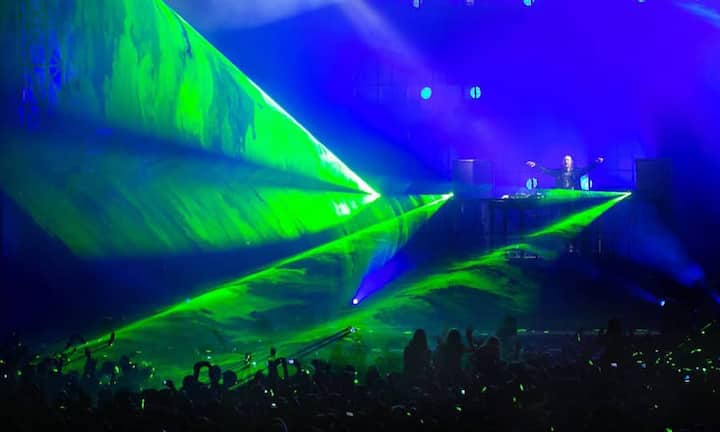 Das US-Magazin «Forbes» hat sich der Musikszene gewidmet und die Einnahmen weltbekannter DJs unter die Lupe genommen. Wer sich in der Elektro-Szene sich einen Namen geschaffen, kassiert pro Auftritt 100'000 Dollar oder sogar deutlich mehr - entsprechend stolz sind die Summen, die als Jahresgagen zusammenkommen. Sehen Sie auf den folgenden Bildern die Top Ten der bestverdienenden Mischpult-Künstler. (Bild: Keystone)