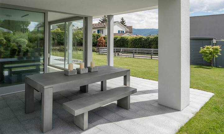 ... hat zudem eine separate Doppelgarage sowie ein Stellplatz für Fahrzeuge. Die Hecke schützt vor Blicken neugieriger Nachbarn und umrahmt praktisch das ganze Grundstück.