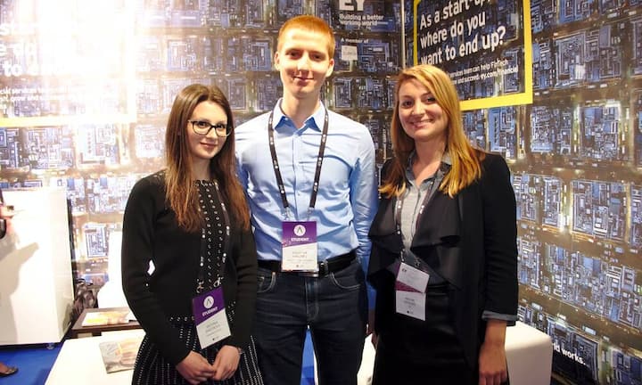 Antonia Dimitrova, Studentin, Uni Zürich;
Kaloyan Yanchev, Student, ETZ Zürich;
Nalan Ayyildiz, Recruiting & Employer Branding, EY Ernst & Young Ltd. (v.l.n.r.)