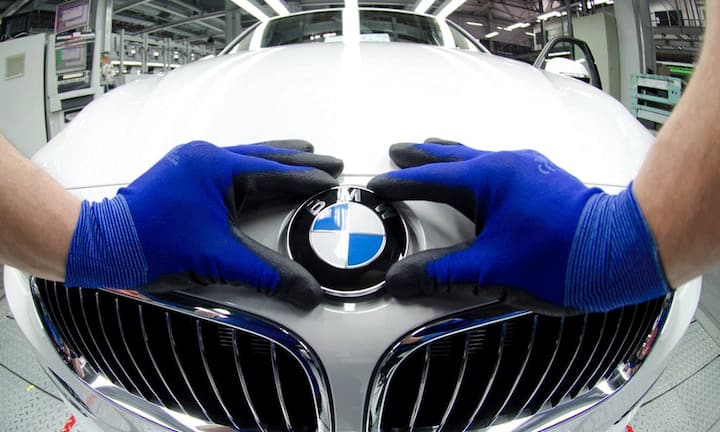 ...kurvt er mit einem BMW 5er durch die Gegend.Quelle: DailyMail, The Wall Street Journal