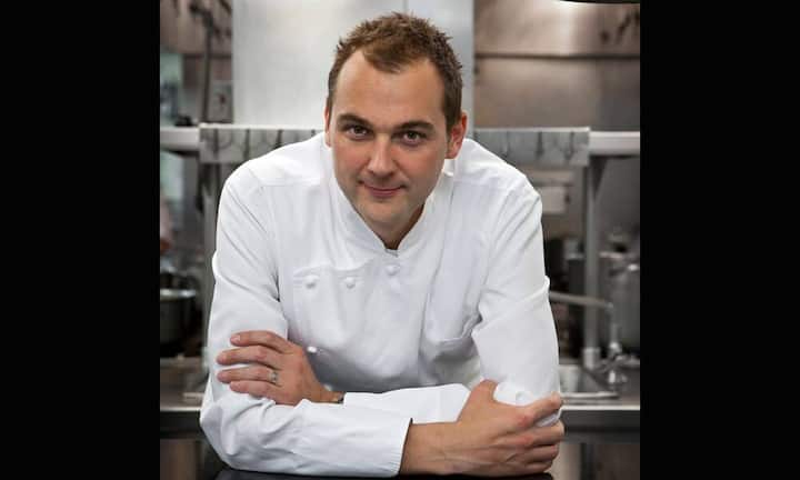 Humm, Daniel: Sternenkoch. Geboren: 21. September 1976 in Strengelbach. Vater von Justine (1995), Vivienne (2010) und Colette (2011).
Karriere (in Auszügen): Chefkoch (seit 2006) und Mitbesitzer (seit 2011) des Eleven Madison Park in New York (USA); Mitgründer vom Restaurant im NoMad Hotel (seit 2012).
Auszeichnungen (in Auszügen): Ein Michelin-Stern (2002); Gelistet als eines der «50 besten Restaurants weltweit» von San Pellegrino (2010 und 2014), Drei Michelin-Sterne (2011).