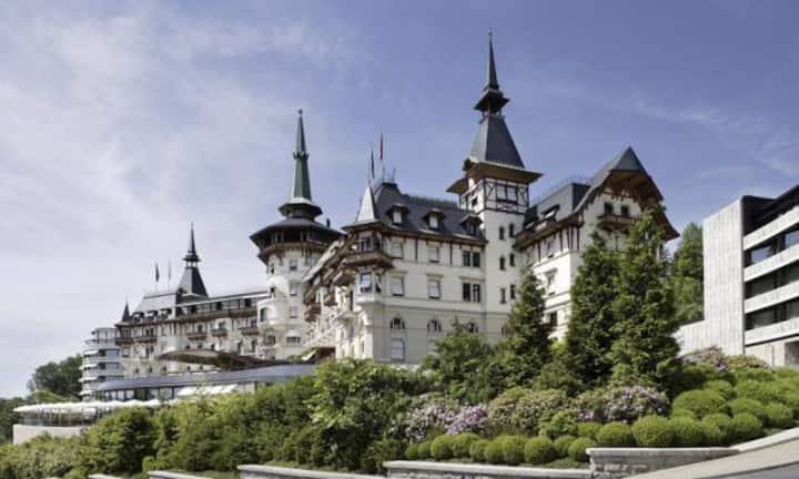 Platz 2 (Vorjahr: 2): The Dolder Grand, ZürichDas zweitplatzierte Dolder Grand hat, was in der Schweiz selten zu finden ist: eine selbstverständliche Internationalität und die tiefe Gewissheit, in puncto urbanem Style, Kunst und Spa-Kultur den Ton anzugeben. Das zieht Leute an, die nach Inspirationen suchen. Hoteldirektor Marc Jacob sorgt für legere Eleganz und sagt: «Wahrer Luxus misst sich heute in der Fähigkeit eines Hotelteams, sich flexibel auf den einzelnen Gast einzustellen.»