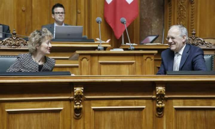 Aber nicht nur die Löhne wachsen, sondern auch die Zahl der Angestellten. 2014 zählte die Bundesverwaltung durchschnittlich 37'614 Angestellte. 2013 waren es noch 1000 Personen weniger.