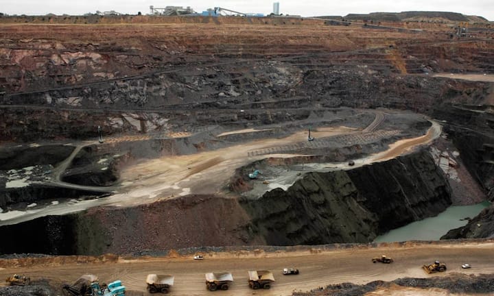 Laut Brancheninformationen wurden 2014 weltweit 157 Millionen Karat an Diamanten geschürft. Für 2015 wird eine noch grössere Menge erwartet – etwa 180 Millionen Karat sollen es werden. Die drei grössten Minen der Welt – gemessen an ihren Reserven – liegen in Russland. Weitere wichtige Diamantenfördergebiete liegen in Australien und afrikanischen Ländern wie Angola, Südafrika und Botswana (Bild).