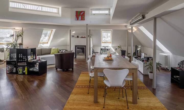 Die 4,5-Zimmer-Wohnung ist direkt per Lift zugängig und erstreckt sich über 170 Quadratmeter. Die Raumhöhe beträgt teilweise über drei Meter, was zu einem offenen, grosszügigen Raumgefühl beiträgt.