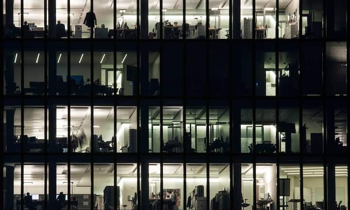 Gesamthaft gibt es in der Schweiz Büroflächen von 52,4 Millionen Quadratmeter. Ein grosser Teil davon befindet sich in fünf Städten. Trotz hohen und sehr hohen Mieten können Firmen viel sparen, wenn sie sich dort für einen dezentralen Standort entscheiden, das zeigt die Credit Suisse in ihrer Studie zum Schweizer Immobilienmarkt.