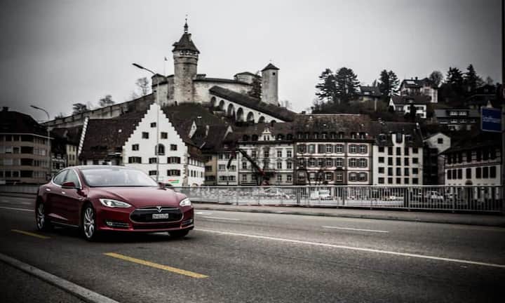 Der Tesla ist auf unseren Strassen einer der Grössten. In der Breite überragt er die Mercedes S-Klasse um ganze 17cm. Dementsprechend anstrengend ist das Parken vor dem Supermarkt oder das Finden einer Lücke im Parkhaus. So verlief auch der Test nicht ohne Kratzer. Das Auto hat der Fotograf Patrick Stoll exklusiv für handelszeitung.ch in Szene gesetzt.