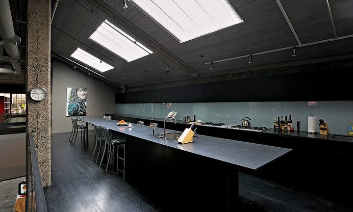 Die Gaggenau-Küche erhält nonkonformistischen Charme durch den Einbau einer zwölf Meter langen Kochinsel, die gleichzeitig als Tisch dient. Die originalen Oberlichter durchfluten die Räume
mit viel Tageslicht.