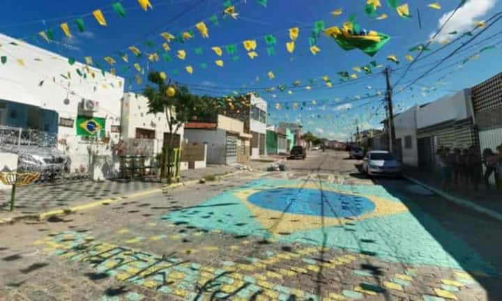 Neben der Flagge malten Brasilianerinnen und Brasilianer auch...