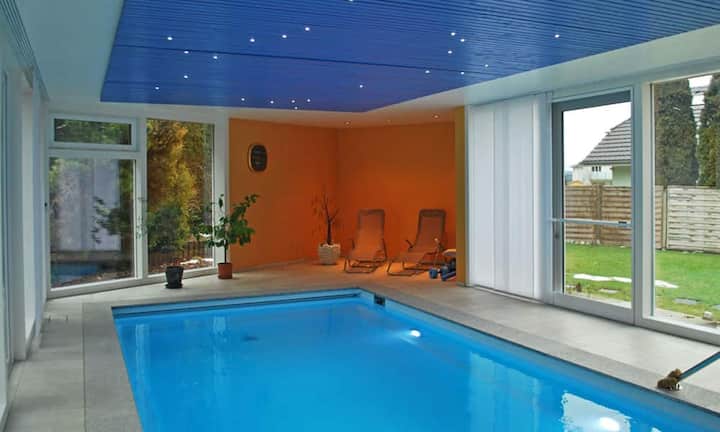 Die Villa wurde bei der Rennovation mit einem 66 Quadratmeter grossen Wellnessbereich ergänzt - mit beheiztem Schwimmbad. Das Anwesen befindet sich in einem ruhigen Quartier von Münchwilen TG.
