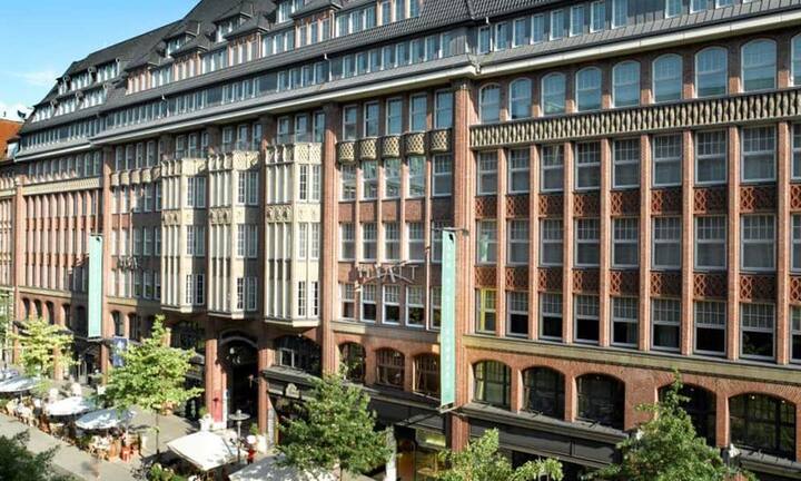 Russlands Präsident Wladimir Putin teilt sich laut «Hamburger Morgenpost» das «Park Hyatt» mit Kanadas Premier Justin Trudeau. Von dem Fünf-Sterne-Hotel in Hamburgs Zentrum ist es ebenfalls nicht weit zur Alster.PR