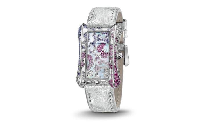 Königliche Rose aus Luzern: Die Alacria mit ihren konvexen Gehäuseflanken hat alle Qualitäten eines kommenden Klassikers. Mit ihrer unverwechselbaren Form gibt sie Carl F. Bucherer eine klare Wiedererkennbarkeit bei den Damenuhren. Als RoyalRose mit 89 Saphiren und 26 Brillianten. Carl F. Bucherer Alacria RoyalRose, 46'500 Franken.