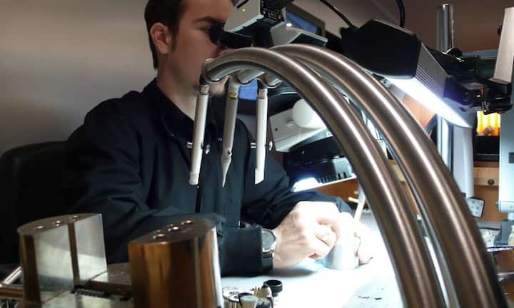 Graveur am Stand von Jaquet-Droz.Gabriel Knupfer