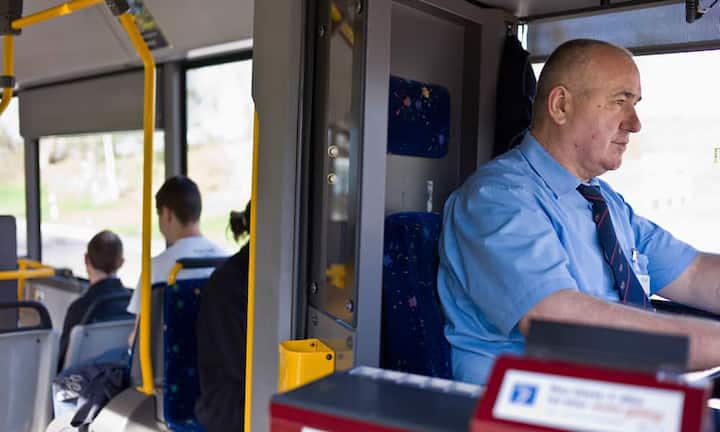 Zwar sind die meisten Busse heute mit Klimaanlage ausgestattet, doch kommt durch das ständige Öffnen der Türen auch immer wieder warme Luft mit rein. Ist der Bus auch noch überfüllt, ist man statt kalter Luft eher dem Schweissgeruch des Nachbarn ausgeliefert.Bilder: Keystone