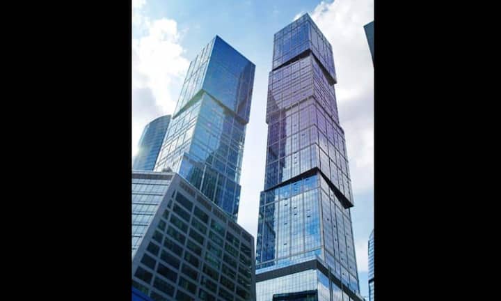 Rang 10 - Capital City Moscow Tower, Moskau: Besonders auffallend ist das Wohngebäude wegen den versetzt aufeinander gestapelten «Bauklötzchen». 
Rechts Turm «Moskwa» mit seiner Höhe von 302 Metern und links «Sankt Petersburg» mit 257 Meter. (Bild: Igor Butyrskii)