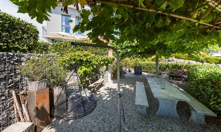 ...einem Whirlpool sowie einer Feuerstelle.