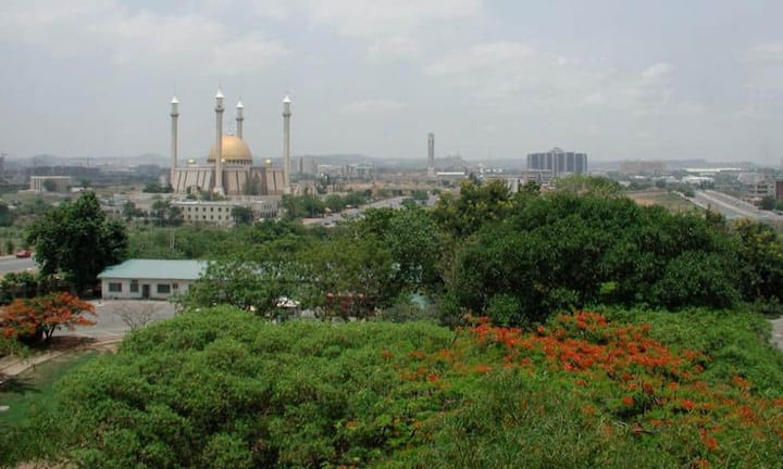 Auch die nigerianische Hauptstadt Abuja ist eine echte Planhauptstadt. Bereits 1976 begann die Planung einer neuen Metropole im Zentrum des politisch und religiös geteilten Landes. Nach vielen (finanziellen) Schwierigkeiten wurde Abuja 1991 endlich zur Hauptstadt erklärt. Die wichtigste und grösste Stadt des Landes bleibt aber bis heute Lagos. Flickr/CC/Jeff Attaway