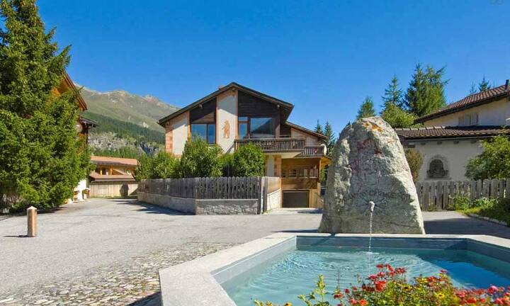 Nochmals deutlich teurer ist eine Villa in La Punt-Chamues-ch im Kanton Graubünden. 3500 Franken kostet hier die Nacht. Dafür ist man umgeben von den Bündner Bergen.