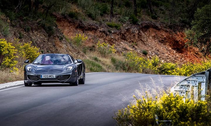 Der Kurven-Spezialist hat ein 7-Gang Doppelkupplungsgetriebe mit Schaltwippen. (Bilder: ZVG)