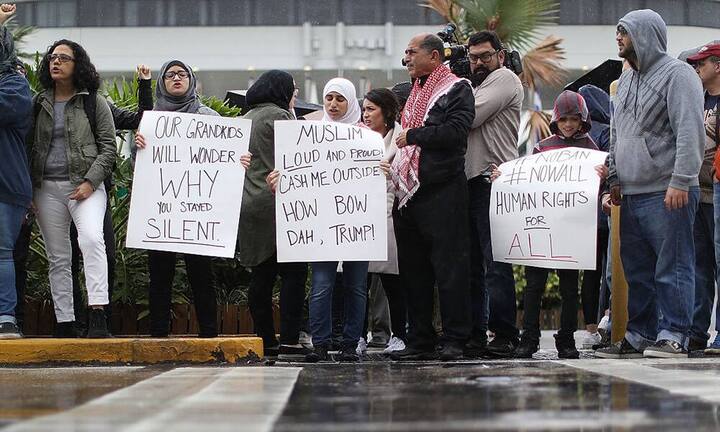 Status: Trump hat gleich nach seiner Amtseinführung einen vorübergehenden Einreisestopp verhängt, der aber von Gerichten zunächst gestoppt und dann deutlich verwässert wurde. Hinter den Kulissen erhöhte Trump jedoch die Hürden für die Einreise von Ausländern. Er fordert nun auch die Abschaffung der sogenannten Green-Card-Lotterie, über die Ausländer an eine Augenthalts- und Arbeitserlaubnis gelangen können.Joe Raedle/Getty Images