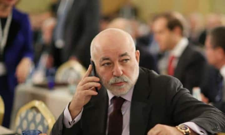 Renova-Chef Viktor Vekselberg hat es zwar schlechter erwischt als Putin-Liebling Mordaschow. Er büsst 447.4 Millionen ein. Im Vergleich zum Rest der russischen Oligarchen darf er sich aber glücklich schätzen: 13 müssen grössere Einbrüche hinnehmen.