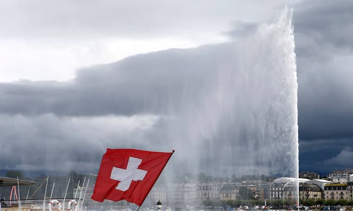 Platz 1: Genf
Unangefochten die Nummer eins ist Genf. Nirgends sonst zahlt der Hotelgast in der Schweiz so viel wie in der Rhonestadt. Mit einem durchschnittlichen Preis von 237.85 Franken ist Genf sogar noch teurer als...