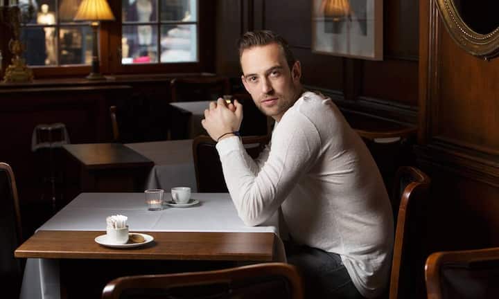 Das sind die Reichsten unter 40 aus dem Bereich Kultur:Joël DickerVermögen: 10 - 20 Millionen FrankenMit «Die Wahrheit über den Fall Harry Quebert» gelang dem Genfer Schriftsteller Joël Dicker ein Überraschungserfolg: Der Thriller wurde in 33 Sprachen übersetzt, in rund 40 Ländern verkauft und ging gut drei Millionen Mal über den Ladentisch. Damit ist Dicker der derzeit erfolgreichste Schweizer Schriftsteller. Sophie Stieger