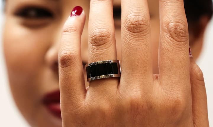 Statt einer schlauen Uhr ein schlauer Ring: Der «Smartring» der deutsche-chinesischen Firma Motorola ist dazu da, den Nutzer über Nachrichten und Anrufe zu informieren.