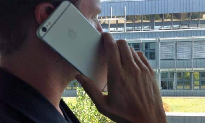 Für jahrelange iPhone-Nutzer dürfte die Dimension am Anfang allerdings sehr ungewohnt sein. Beim Telefonieren fühlt es sich an, als halte man ein Tablet ans Ohr. Im Tram will man sich damit lieber noch nicht zeigen.