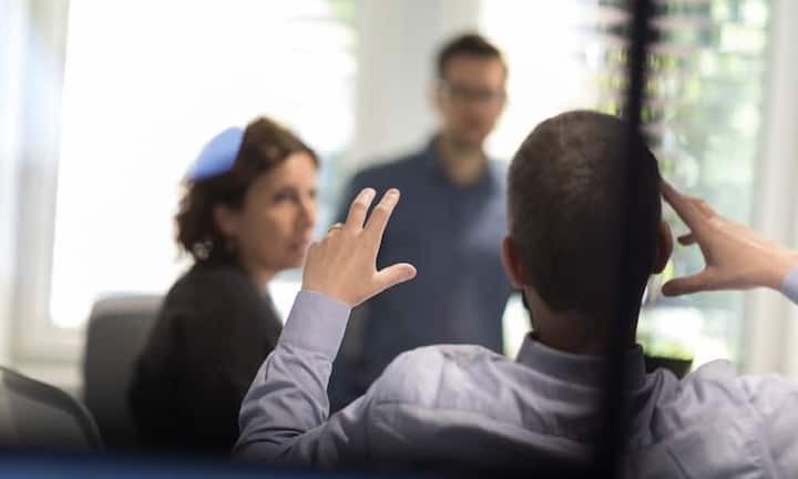 Die optimale Vorsorge: Erstmals werden höhere Steuern fällig. Damit ist es Zeit, Säule 3a-Gelder auf die Seite zu legen. Wird das Geld für den Ruhestand angelegt, sind Wertschriften-Lösungen mit einem möglichst hohen Aktienanteil anzuraten. Soll das Geld später für den Hauskauf investiert werden, sind aufgrund des kurzen Anlagehorizonts 3a-Konten die bessere Wahl…