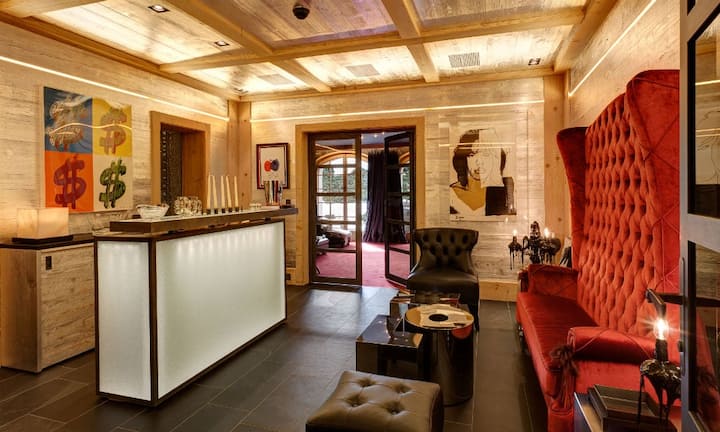 Das grosse Einfamilien Chalet hat eine Wohnfläche von 760 m2 und ist mit einem Aufzug ausgestattet.