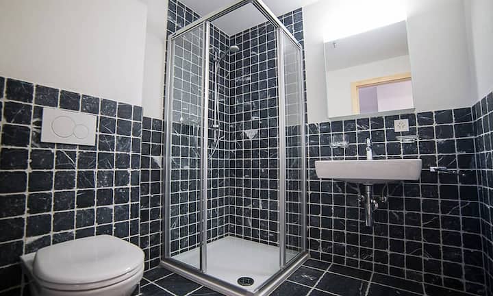 Nebst den drei Badezimmern findet sich im Gebäude auch eine Sauna.