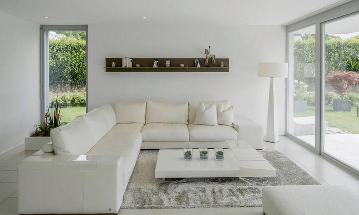 ... Wohnzimmer sowie der halbgeöffneten Küche geöffnet. Auf der 210 m² Wohnfläche finden sich vier Schlafzimmer und zwei Badezimmer.