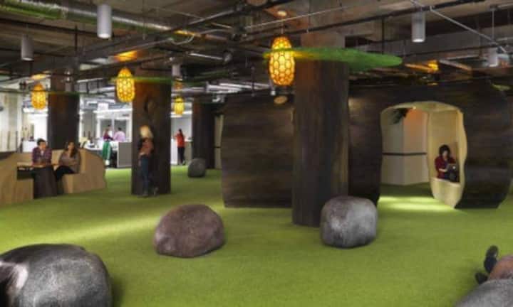Groupon: Das Büro von Groupon in Chicago erinnert dank Felsbrocken, Kunstrasen und Schaukeln eher an einen Park — mit gemütlichen Ecken zum Entspannen.