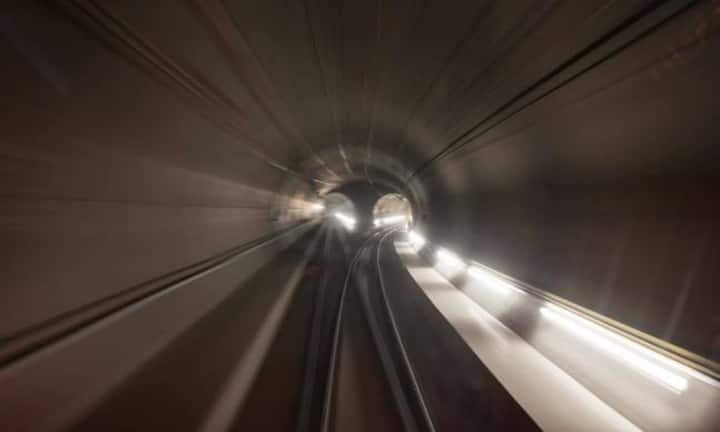 Mit dem Fahrplanwechsel am 11. Dezember wird der Gotthard-Basistunnel in Betrieb genommen. Wie er sich im Eisenbahnnetz bewährt, wird sich nun zeigen. Bereits am 1. Juni 2016 wurde der längste Eisenbahn-Tunnel der Welt feierlich eröffnet. Ein Mammutprojekt sondergleichen findet damit seinen Abschluss.
Das neue Vorzeigebauwerk der Schweiz im Überblick: