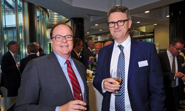 Philip Lynch, Head Markets, Products & Strategy, SIX Financial Information;
Walter Mathis, Mitglied der Geschäftsleitung, Habib Bank AG