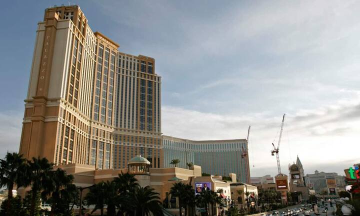 Platz 17: Das Palazzo, Las Vegas — 2,05 Milliarden DollarDas Palazzo in Las Vegas gehört zu den hübschesten Hotels, die Sie in der Glitzerstadt buchen können. Das Gebäude hat 50 Stockwerke und 3000 Zimmer. Die Kosten für den Bau des Luxushotels betrugen 2,05 Milliarden Dollar.