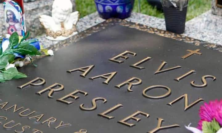 Auf dem Anwesen befindet sich auch das Grab des Mega-Künstlers.