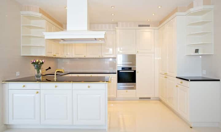 ... offener Küche mit goldenen Armaturen.