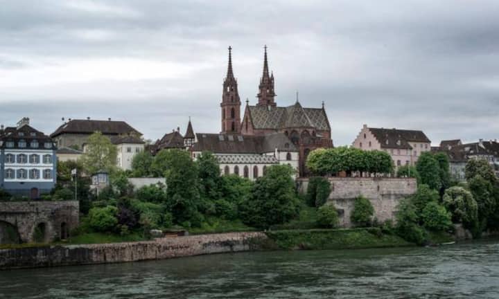 In Basel sind die Mieten vergleichsweise günstig (jährlich 222 Franken/Quadratmeter). In Zukunft sollen die Mieten dort auf dem gleichen Niveau bleiben.Unterdurchschnittliche Mieten finden Unternehmen im äusseren Geschäftsgebiet, Kleinbasel und im Quartier Gundeldingen nahe dem Hauptbahnhof.