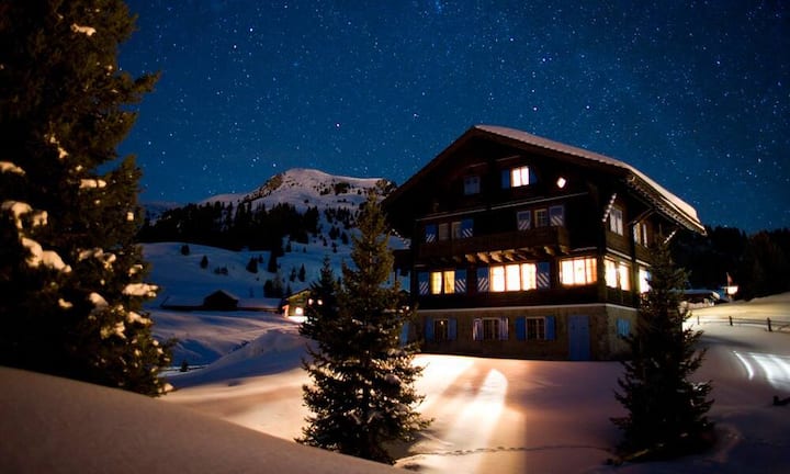 Arosa/Lenzerheide: Für gut situierte Familien, die abends lieber eine gute Flasche Wein in der schön möbilierten Ferienwohnung öffnen, statt sich ins Nachtleben stürzen. Der typische Gast ist sportlich, bodenständig und ruhebedürftig. Das Aussehen ist unauffällig und der Pelz schon fast verpönt. Glamour- und Promifaktor: Mittel. Höhepunkt ist das Aroser Humorfestival, wo sich Mittelklassepromis wie Christa Rigozzi oder Heinz Karrer zeigen.