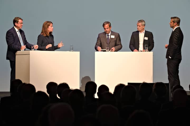 ParteiprÃ¤sidenten auf der BÃ¼hne:Albert RÃ¶st, SVP;Petra GÃ¶ssi, FDP,Gerhard Pfister, CVPBeat Jans, SP-VizeprÃ¤sidentModerator Urs Gredig, CNN Money Switzerland