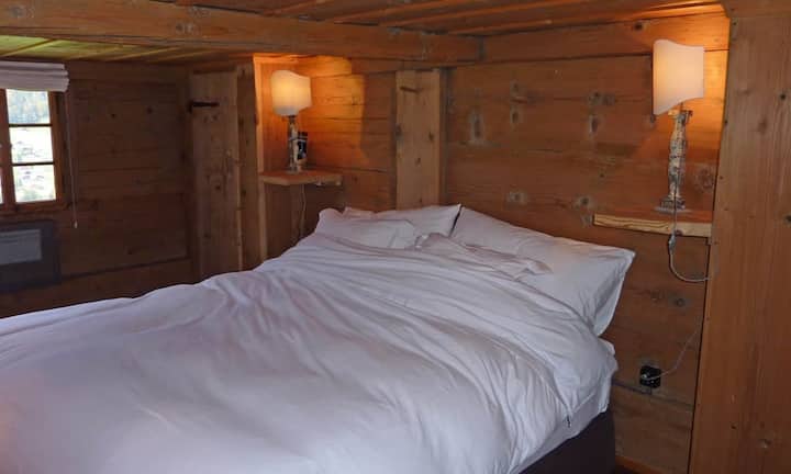 ... die vier Schlafzimmer und sorgen für eine rustikale Wohnatmosphäre.
Das Gästezimmer im Untergeschoss, sowie die beiden Schlafzimmer im Obergeschoss verfügen über je ein eigenes...