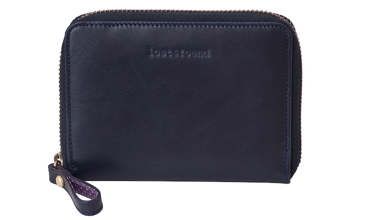 Platzsparend: Lost&Found Klein aber oho: Hier finden drei Kreditkarten, Geldnoten, Belege und sogar Hartgeld Platz. Dieses Platzwunder aus Leder ist in verschiedenen Farben erhältlich. Erhältlich bei Einzelstück Zürich. Preis 109 Franken