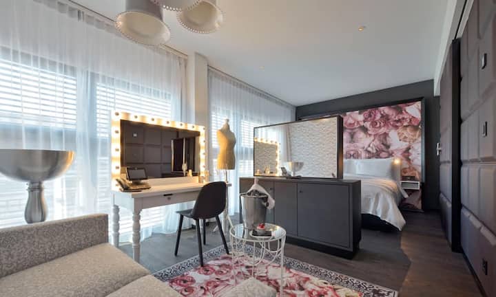 Insgesamt gibt es elf Themensuiten, darunter die «Princess Suite», ausgestattet mit einem Schminktisch...