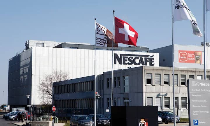 Platz 1: Nescafé Die weltweit führende Kaffeemarke von Nestlé hält sich an der Spitze, doch der Abstand verringert sich. Die Marke wird immer jünger und forciert die digitale Interaktion. Mit Innovationen wie den neuen Coffee Shop Specials setzt sie auf die Heissgetränke-Vorlieben der Jungen. Verlangsamtes Wachstum in den Schwellenmärkten macht dem Markenwert jedoch zu schaffen. (10'242 Mio. Fr. / - 4%)