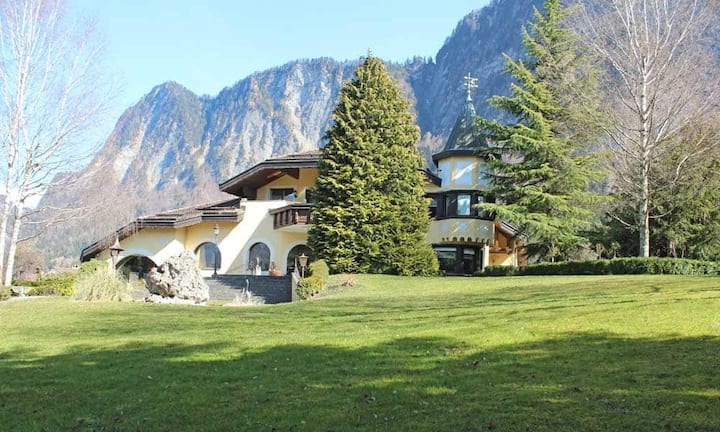 Die Villa «Basten» liegt auf einem 2'836 Quadratmeter grossen Grundstück. Die im Jahr 1983 errichtete Villa wurde historischen Baustilen nachempfunden und weist mit ihrem damals sehr modernen Baustandard neuzeitliche und historische Elemente auf.