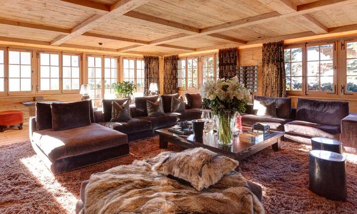 Der Wohnraum ist gross gehalten und bietet einem Platz zum entspannen.