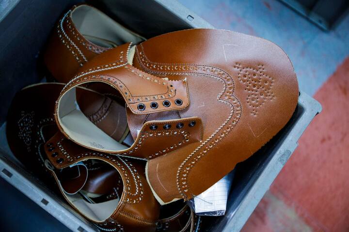 Oberteile mitten im Closing-Prozess.